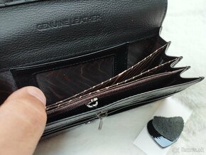 Dámska čierna lesklá peňaženka - 7