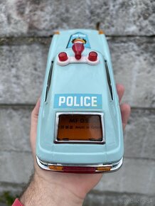 Kovový retro model policajného autíčka - 7