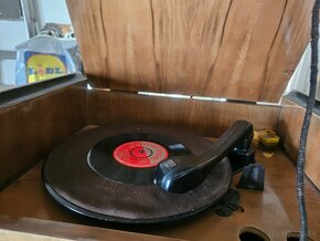 KRASNY RETRO STAROZITNY KUSOK GRAMOFON NA PLATNE s RADIOM - 7