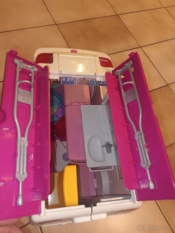 Barbie auto-sanitka - 7