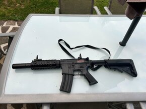 Airsoftová zbraň M4 RIS CQB s tlmičom - čierna (EC-607) - 7