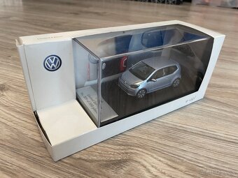 Modely aut 1:43 vw e-up, vw buggy up, vw race touareg 2011 - 7