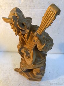 Stará krásna drevená socha muž s mandolínou - 7