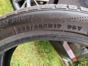 Predám celoročné pneu 235/40R19 - 7