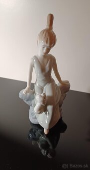 Nadherná porcelánová soška ženy so psíkom - 7