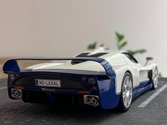 1:18 2005 MASERATI MC12 (V12) - Hotwheels - 7