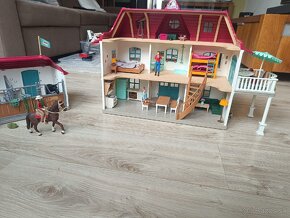 Predáme v top stave Schleich dom + stajňa, kód 42551 - 7