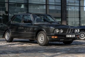 BMW 525i E28 - Airbag, ABS, palubák, šíbr, nová TK 5/2026 - 7