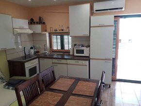 CHORVÁTSKO - Pekný dom so štyrmi apartmánmi - ROGOZNICA - 7