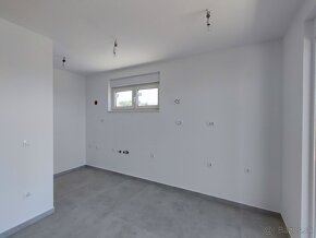 Trojizbový byt s terasou, 108 m², výhľad na more, 100 m od m - 7