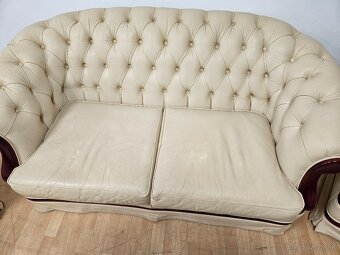 CHESTERFIELD ŠTÝL,MÁSLOVEJ FARBY KOMB.S DREVOM - 7