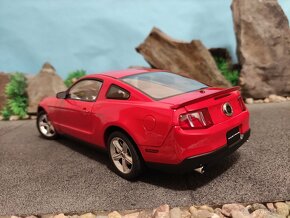 prodám model 1:18 FORD MUSTANG GT 2010 AUTOart - 7