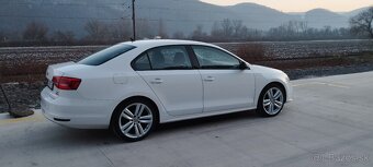 Predám Volkswagen Jetta 2.0 tdi Highline 2014 bluemotion - 7