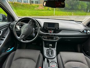 Hyundai i30 Fastback 1,6 D automat 09/2017 - 7