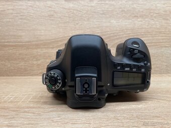 Canon EOS 80D - 7