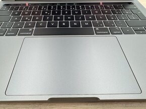 MacBook Pro (13-palcový, 2019) - 7