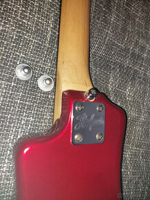 Traveler Höfner Shorty Red s DiMarzio snímačom - 7