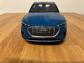 POŠKODENÁ Audi E-tron 1:18 Norev - 7