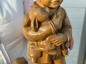 Velmi hezká stará dřevěná socha chlapec s králíčkem - 7