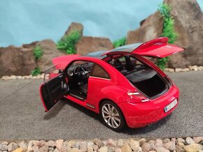 Prodám model 1:18 Volkswagen new beetle 2012 - 7