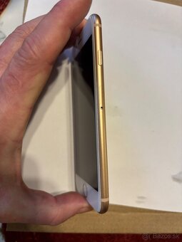 Predám IPhone 8 Gold - 7