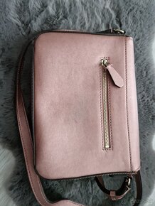 GUESS Crossbody růžová kabelka, jako nová + dustbag - 7