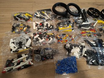 LEGO Technic motorka BMW M 1000 RR 42130 - 7