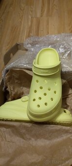 Neónové Crocs platformy - 7