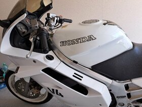 Honda VFR 750F  RC36 - 7