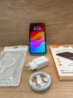 iPhone 11 black (97%) - v záruke, super cena - 7