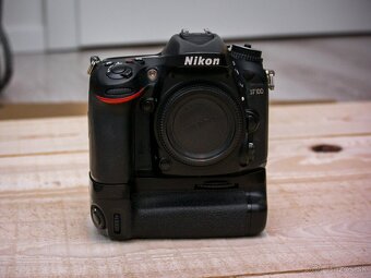 Nikon D7100 + battery grip Meike - 7