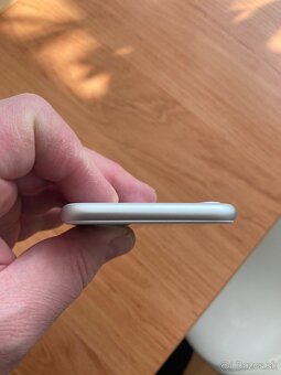 Predám Iphone 8 v stave nového mobilu. 64GB - 7