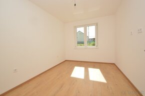 Predaj slnečný 3i byt s 143,20 m2 predzáhradkou, Rajka - 7