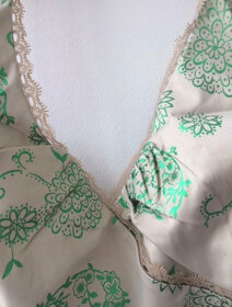 Saténovo pôsobiace krémové šaty so svetlo zelenými kvetmi - 7