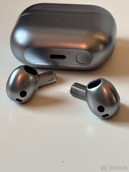 Samsung Galaxy Buds 3, sivej a bielej farby - 7