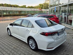 TOYOTA COROLLA SEDAN 1,8 HYBRID automat 17400,- - 7