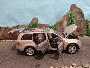 prodám model 1:18 mercedes benz GL klasse X164 - 7