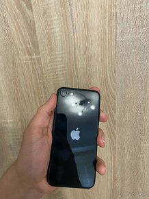 Predám iPhone SE 2020 64GB - 7