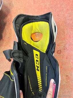 ✅ HOKEJOVÉ HOLENE- CCM SUPER TACKS AS1 - č. 15 - 38 CM ✅ - 7