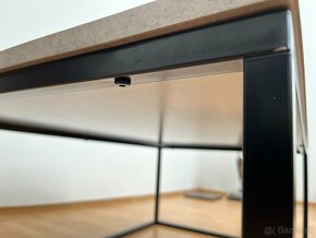 Krásny šedí stôl s kovovou čiernou konštrukciou - 7