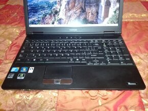 Toshiba. i5 4 x 3,2 GHz. 15,6“ HD+. 500 GB. WEB. COM port. - 7