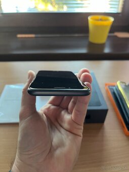 iPhone 8 64GB Space Grey - 7