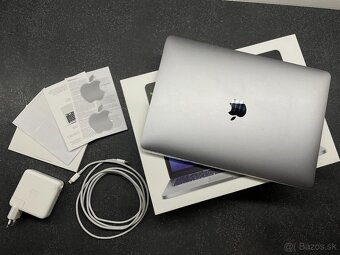 Predám MacBook Pro 13,6" (M2, 2022) – 256 GB SSD, 8 GB RAM - 7