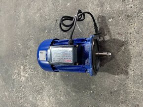 Predám elektromotor 220V ,5,2A - 7