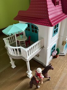 Schleich Veľký dom so stajňou a príslušenstvom 42416 - 7