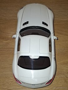 MERCEDES-BENZ SLS AMG 1:18 Minichamps - 7