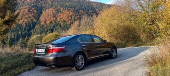 Lexus LS600h 4x4 - 7