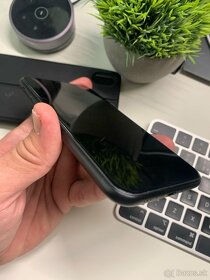 Predám iPhone XR Black 64GB - 7