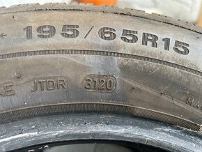 Predám 2ks zimné pneu Dunlop 195/65 R15 - 7