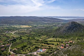 Luxusná vila s priestranným pozemkom a výhľadom na prírodné  - 7